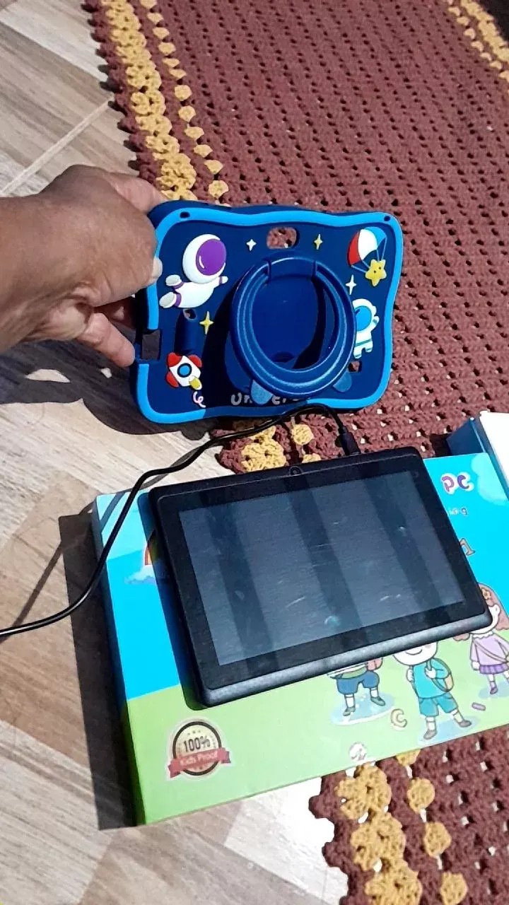Capa azul espacial do Universe Tablet Kids com suporte giratório
