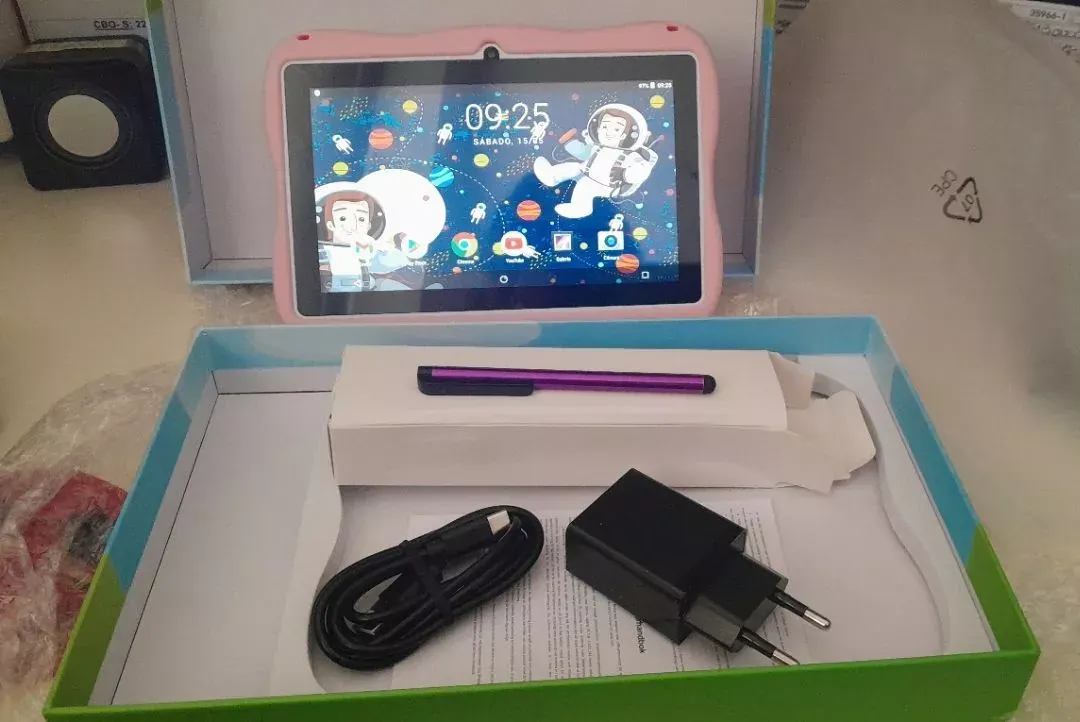 Unboxing do Universe Tablet Kids rosa com acessórios na caixa